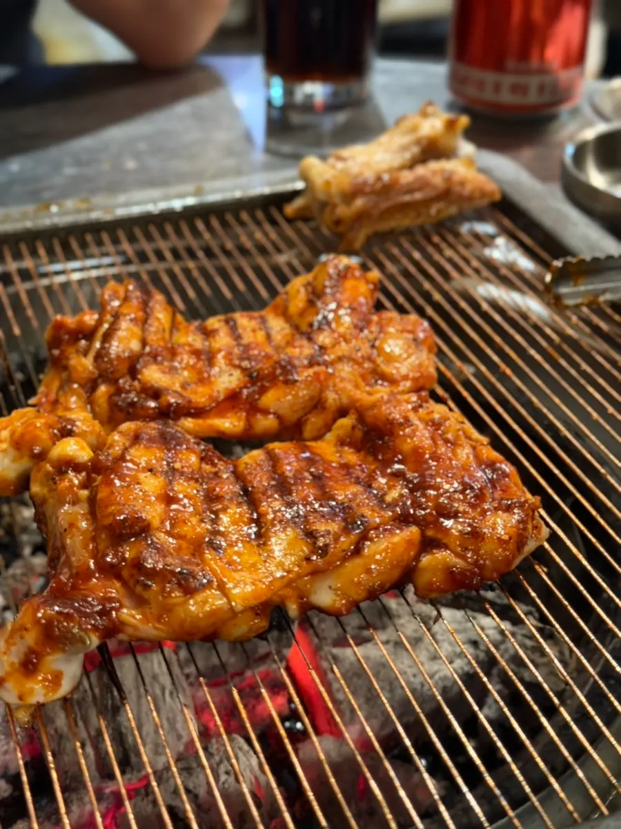 매콤한 양념이 배인 온도계 매운양념 닭갈비