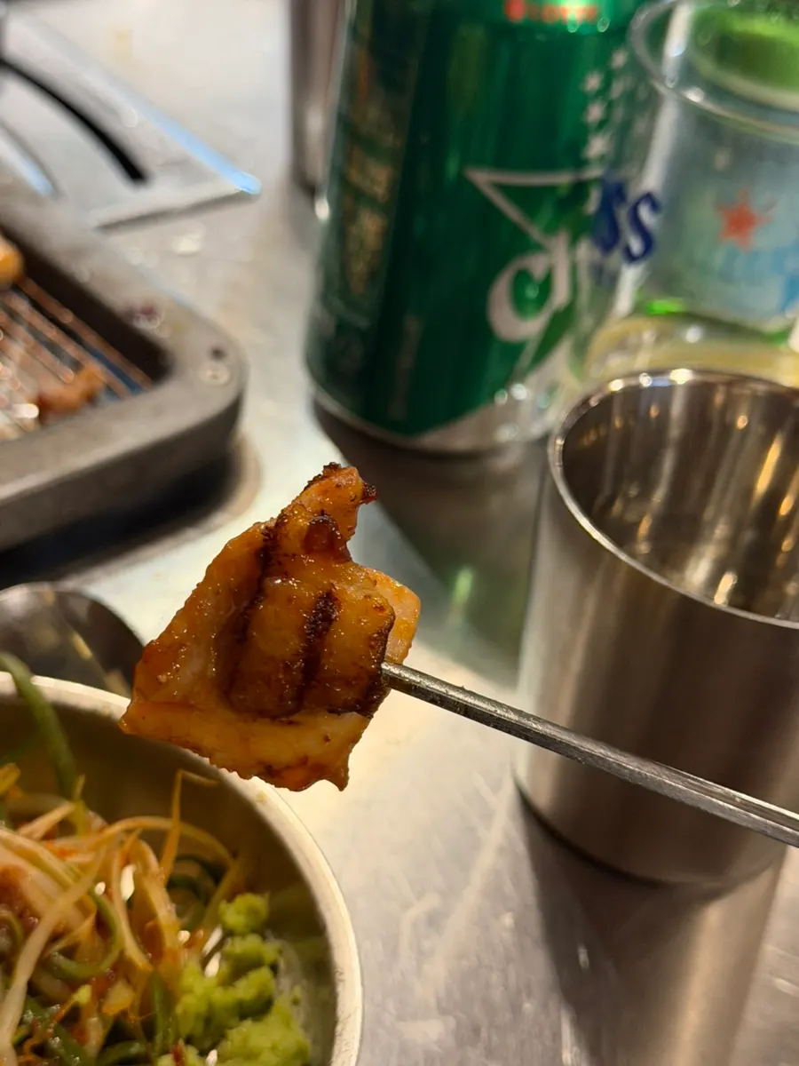 다 구워진 매운양념 닭갈비와 하얀소스
