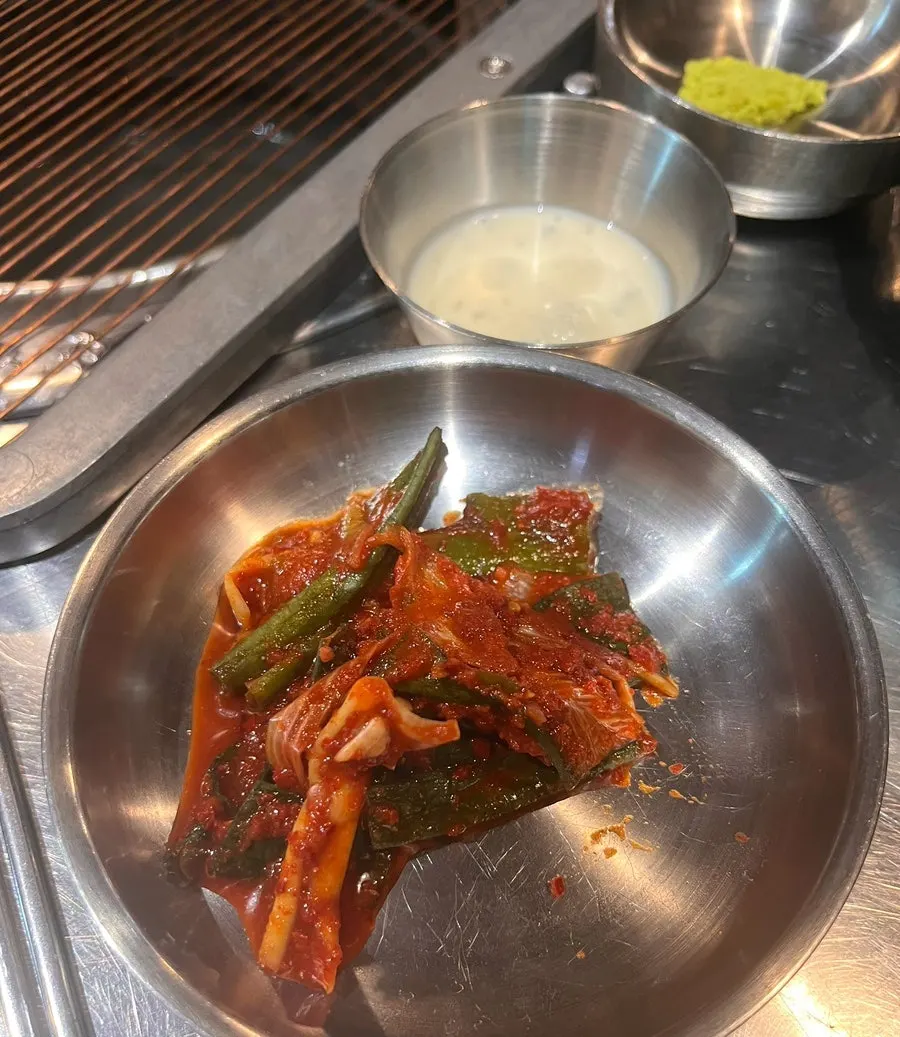 정갈하게 세팅된 밑반찬과 소스 접시