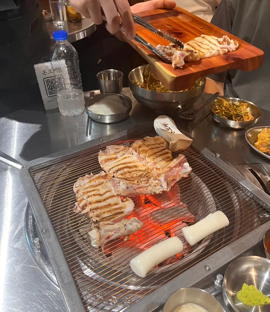 숯불 불판에 오른 마늘소금 닭갈비
