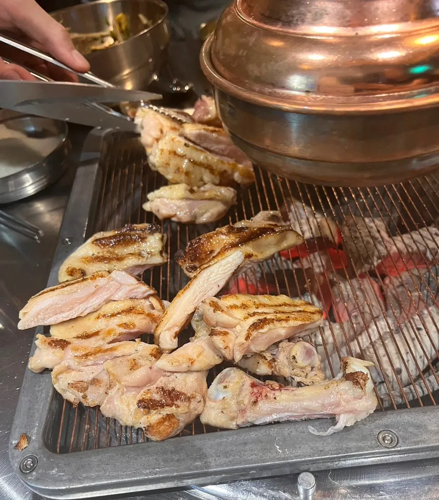 직원이 잘라준 초벌 닭갈비가 구워지는 모습