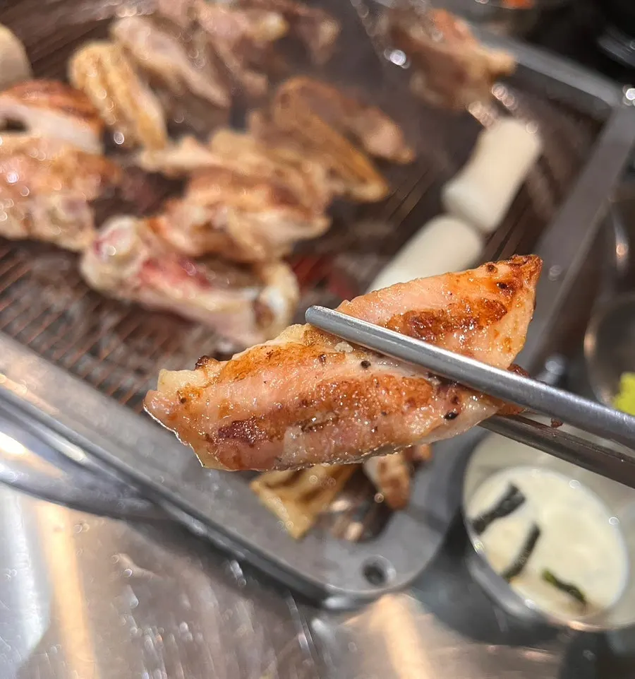 겉바속촉하게 구워진 마늘소금 닭갈비 한 점