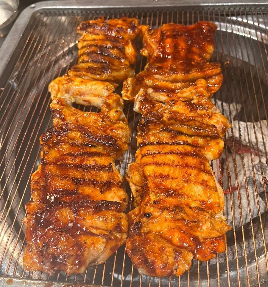 숯불에 구워지는 매운양념 닭갈비