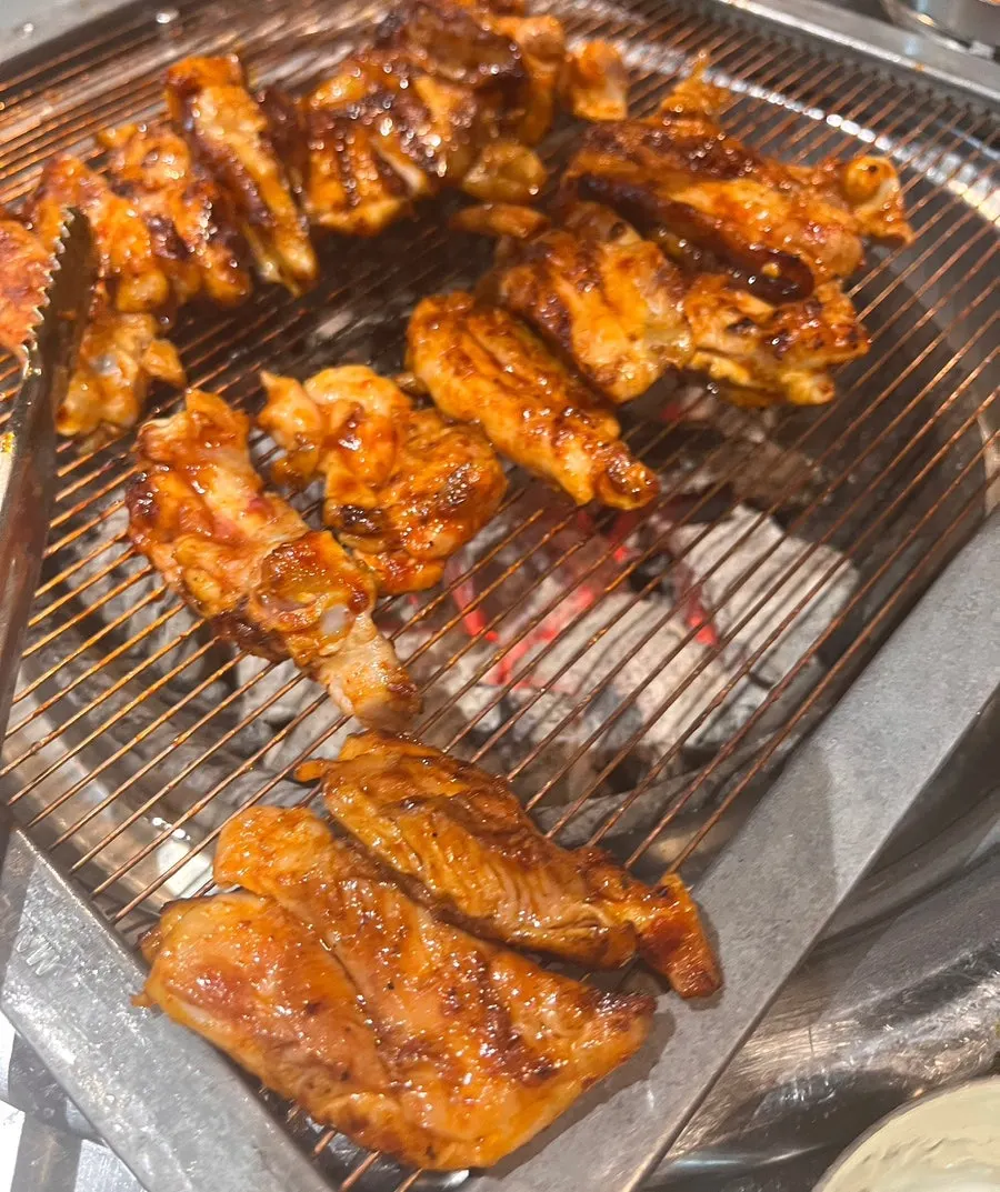 쌈과 함께 먹는 매운양념 닭갈비