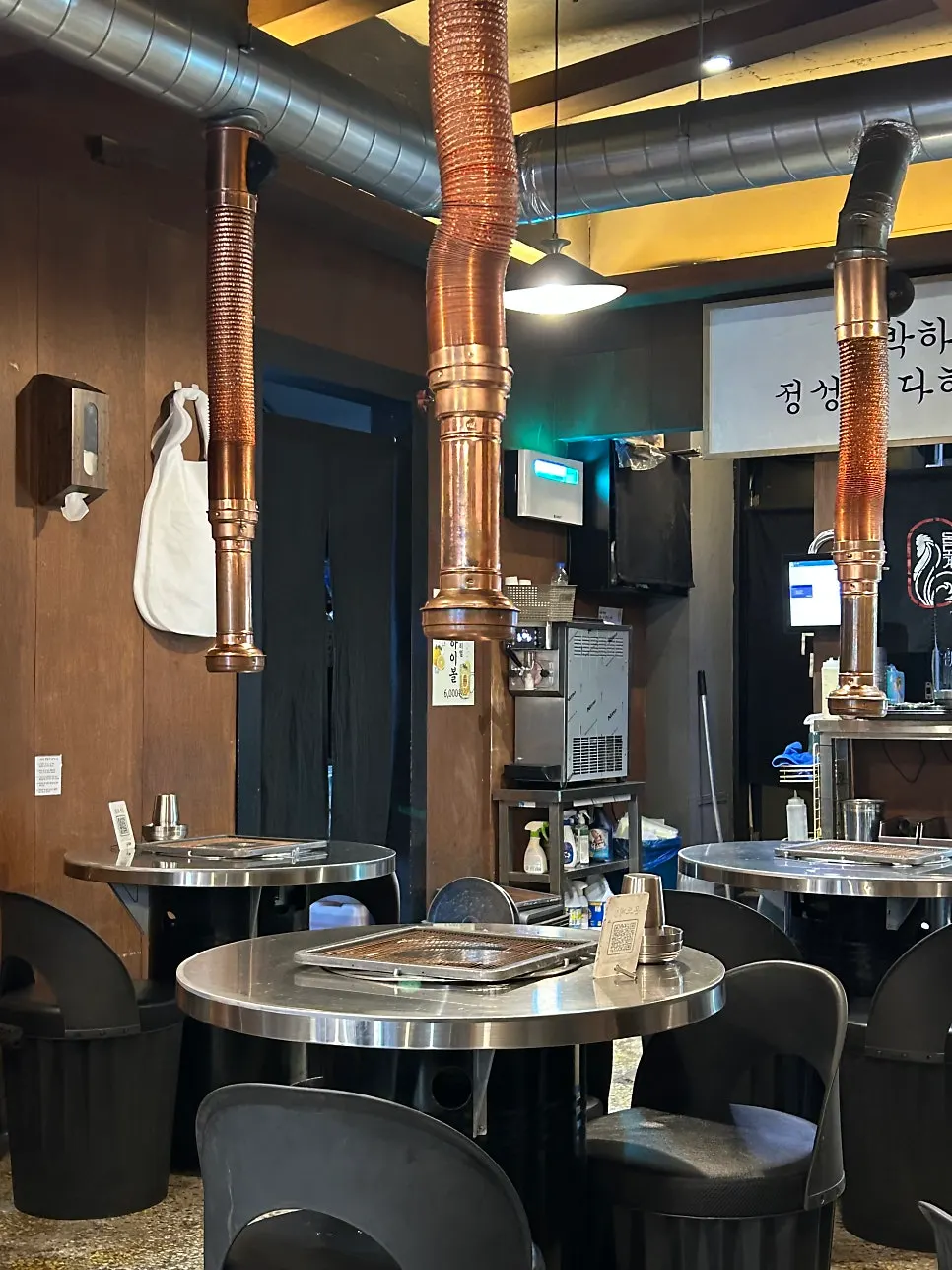Ondogye's annex dining hall with ventilation at every table