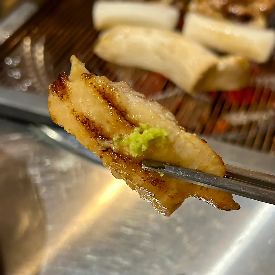 A perfectly browned piece of charcoal chicken galbi