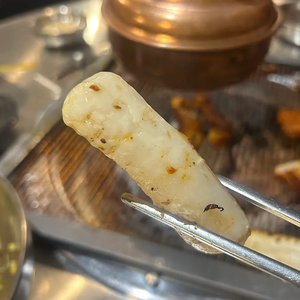 Grilled garaetteok dipped in honey