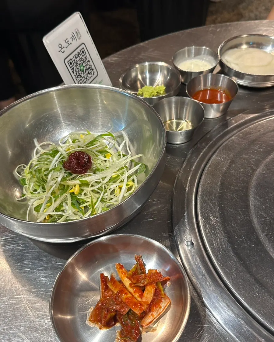 Ondogye’s basic side dishes and sauce selection