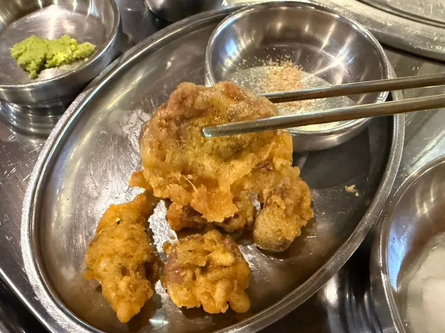 기본 찬과 서비스 닭똥집튀김