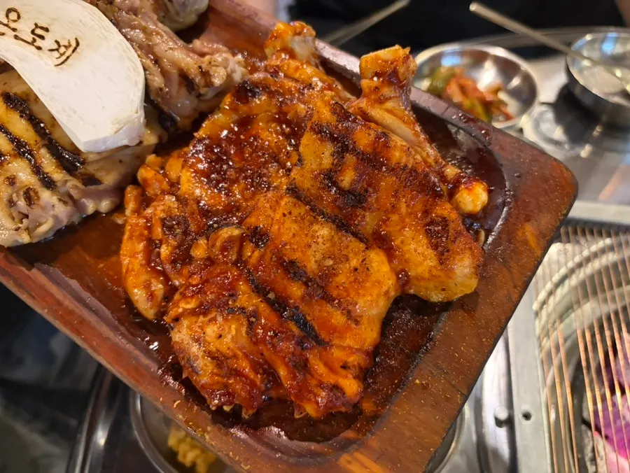 윤기 나는 숯불 닭갈비