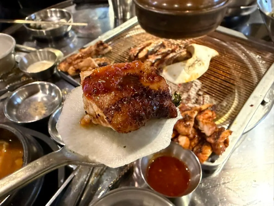 흰색 특제소스에 찍은 닭갈비 쌈