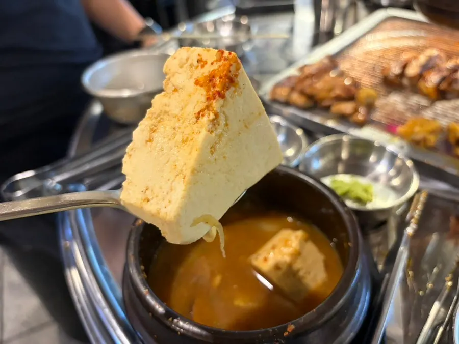숯불 닭갈비와 막걸리 상차림