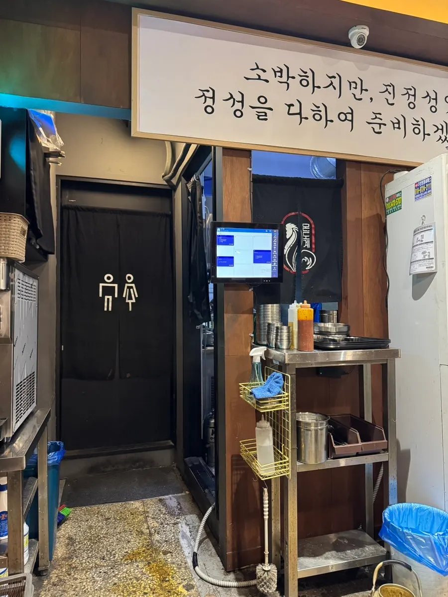 둥근 테이블로 구성된 온도계 내부