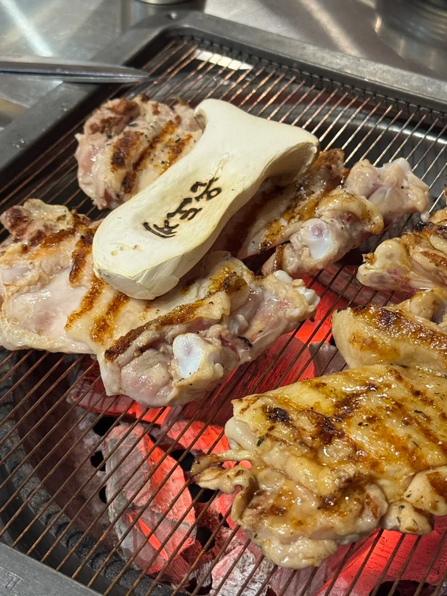 불판에 올린 마늘소금 닭갈비와 떡, 버섯