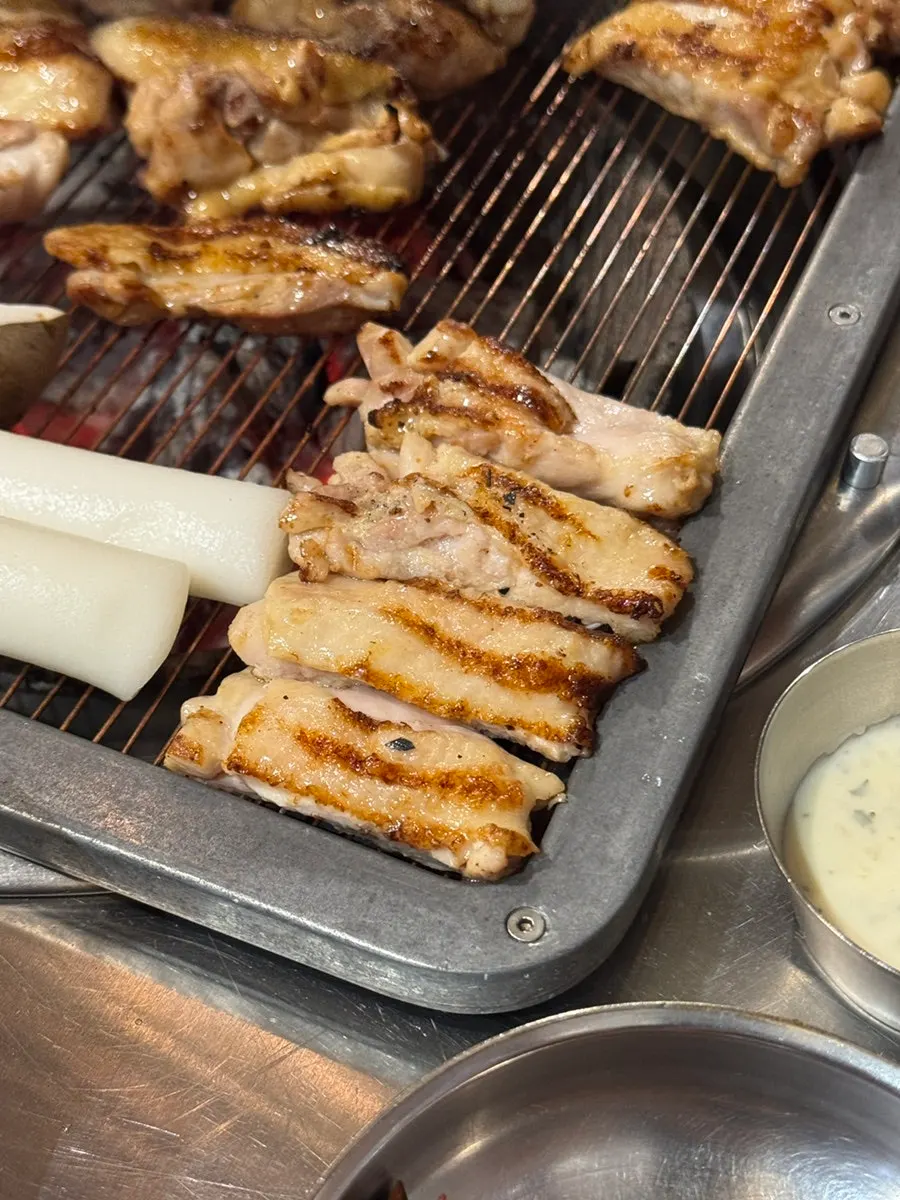 먹기 좋은 크기로 잘린 닭갈비