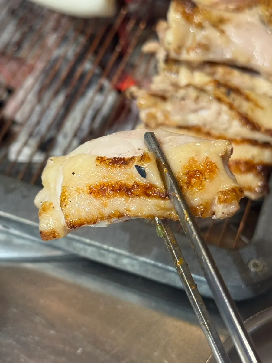 불판 가장자리에 놓인 다 익은 닭갈비