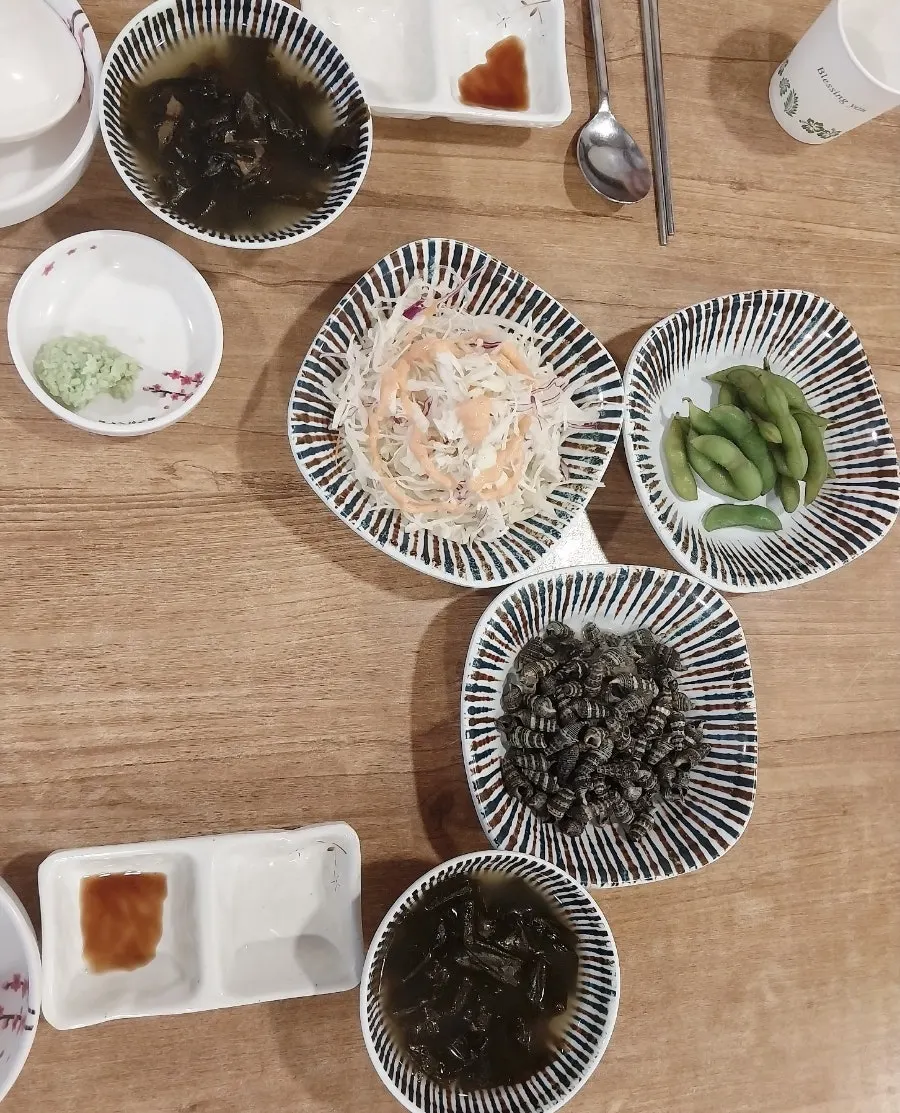 셀프바에서 담아온 반찬
