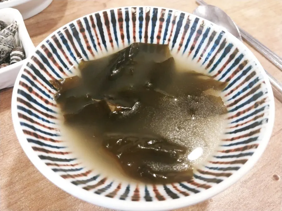 삶은 올갱이가 있는 셀프바 반찬