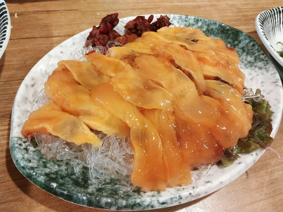 손질한 멍게 한 접시