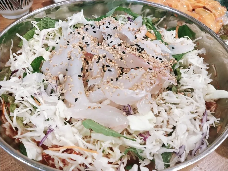 회가 넉넉히 담긴 물회