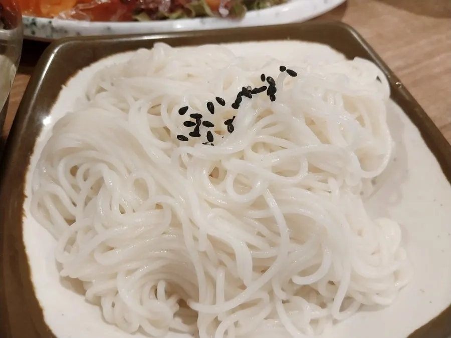 회와 야채가 담긴 물회