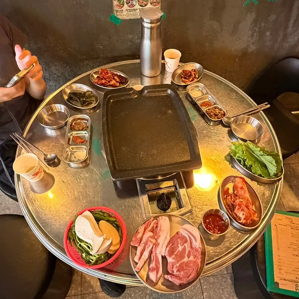 한정판 숙성 콜라보 삼겹살과 가브리살 접시