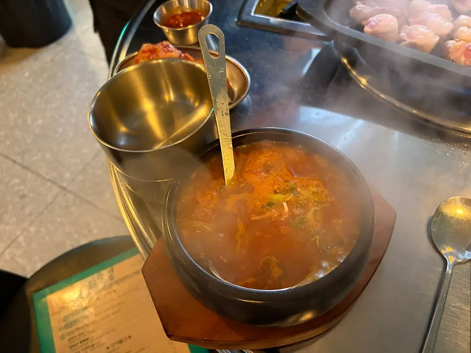 맑은 국물의 김치찌개