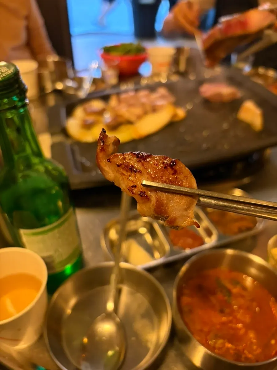 직원이 그릴링해 주는 삼겹살 굽는 장면