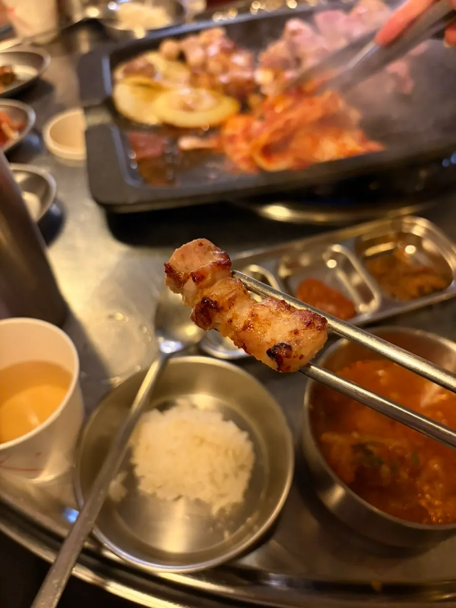 불판 위에서 익어가는 목살과 가브리살