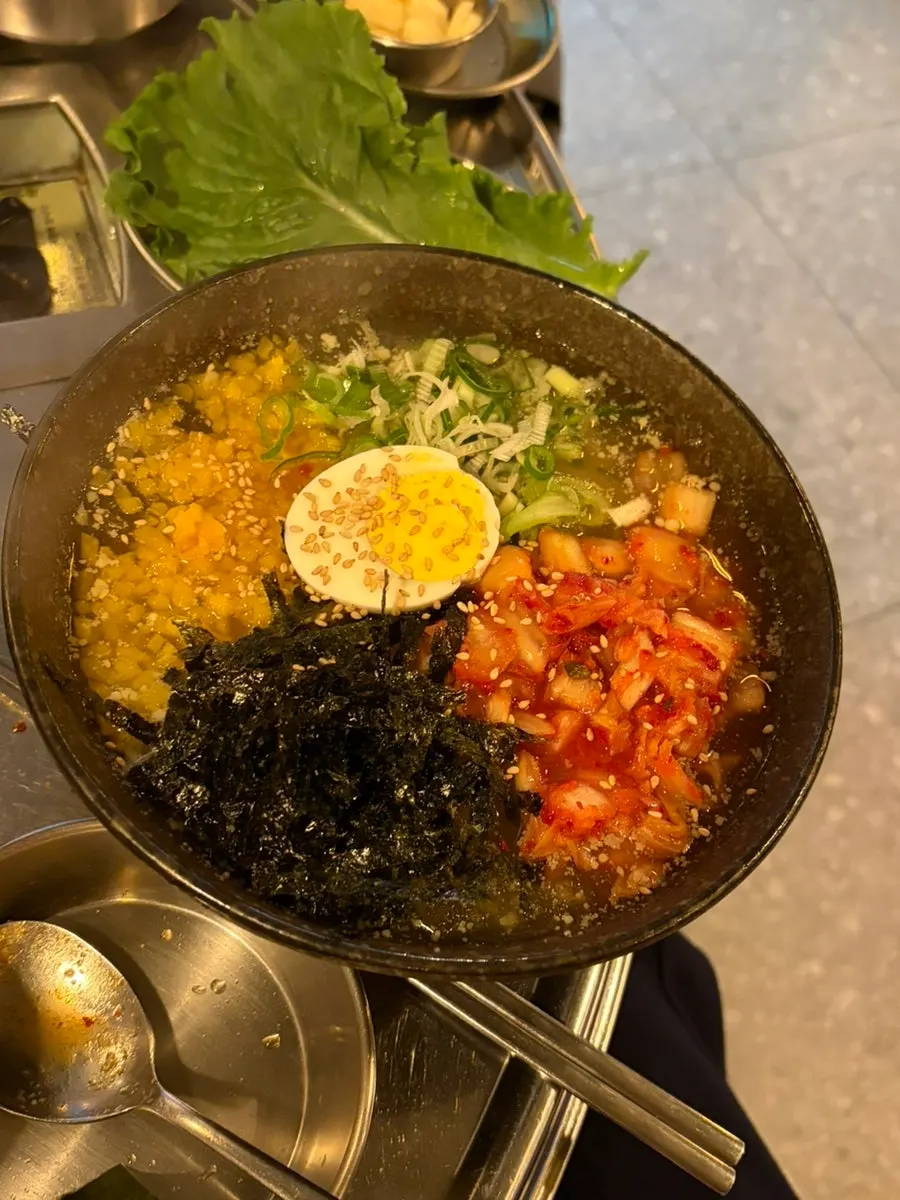 소금에 찍어 먹는 두툼한 구운 목살