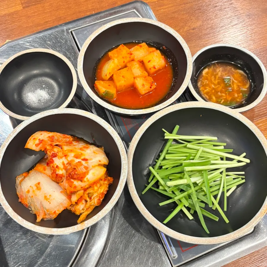 김치 깍두기와 국밥 기본 찬