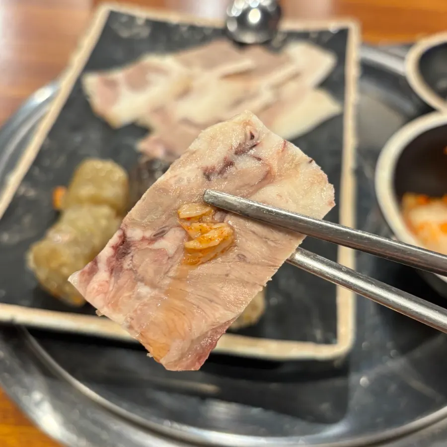 새우젓을 곁들인 냉수육