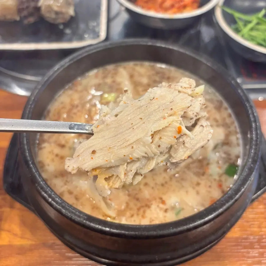 항정수육이 듬뿍 든 국밥