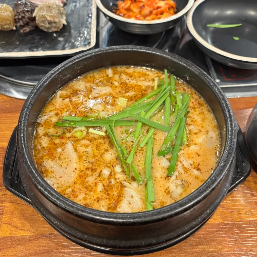 진한 국물의 항정수육국밥