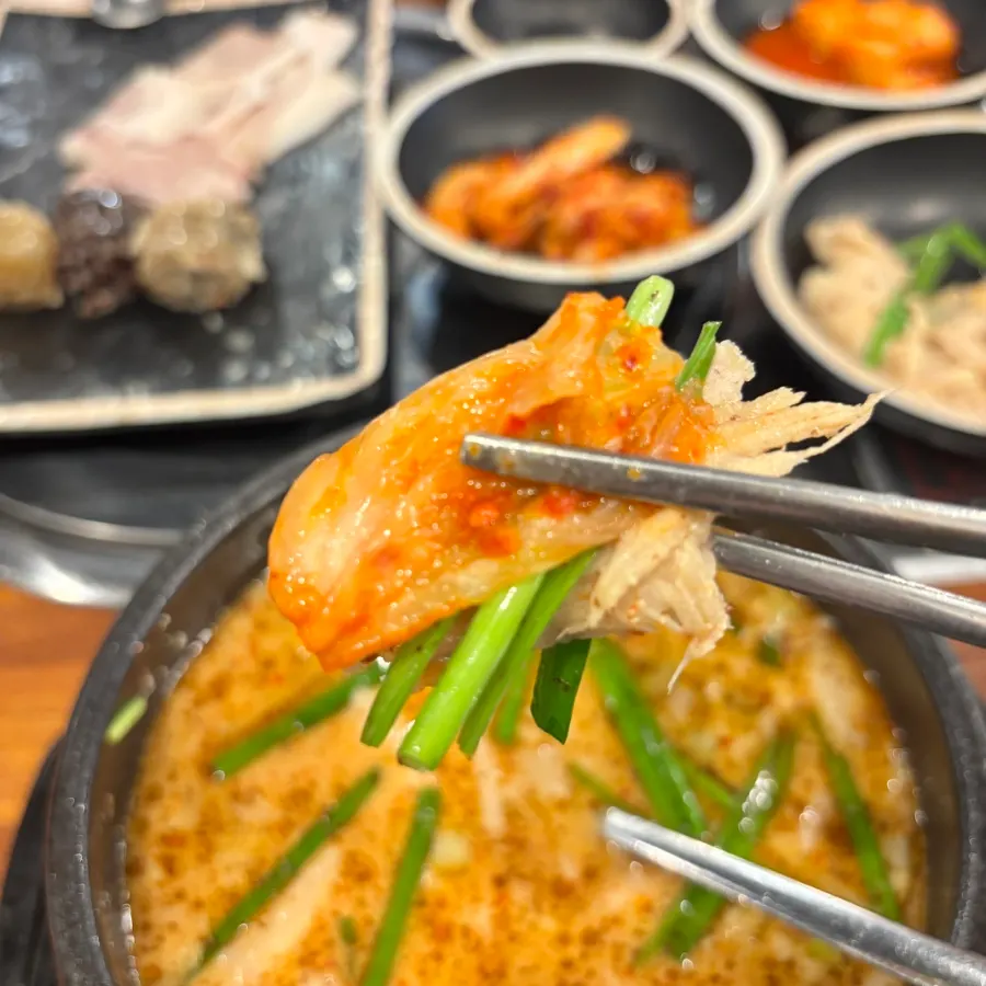 부추와 밥을 곁들인 항정수육