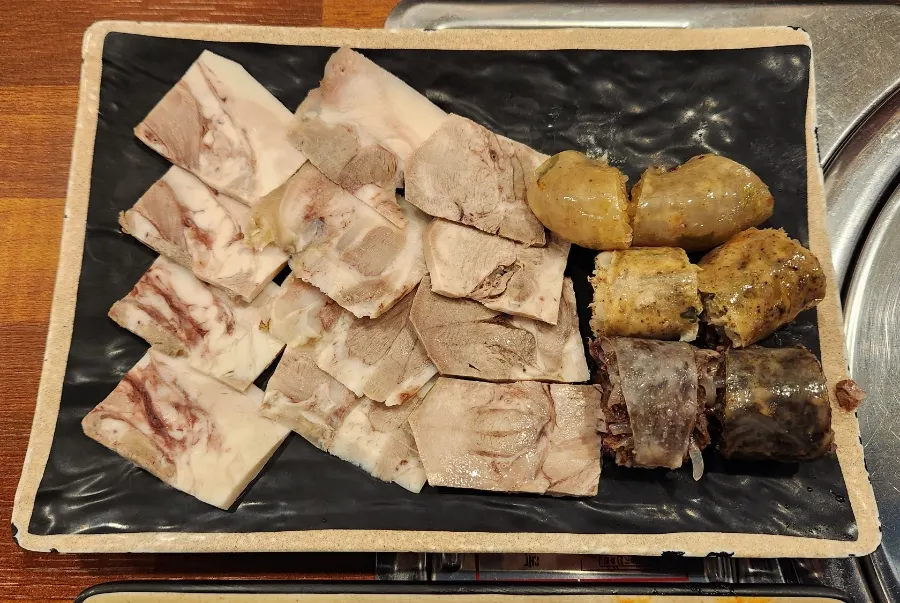 Sundae and boiled pork included in the set