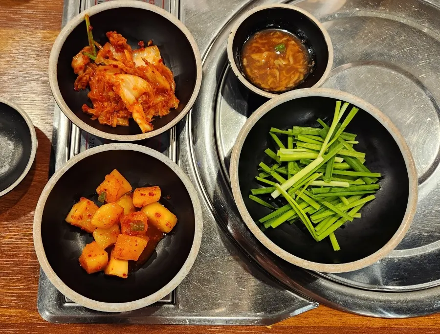 Kkakdugi and kimchi side dishes