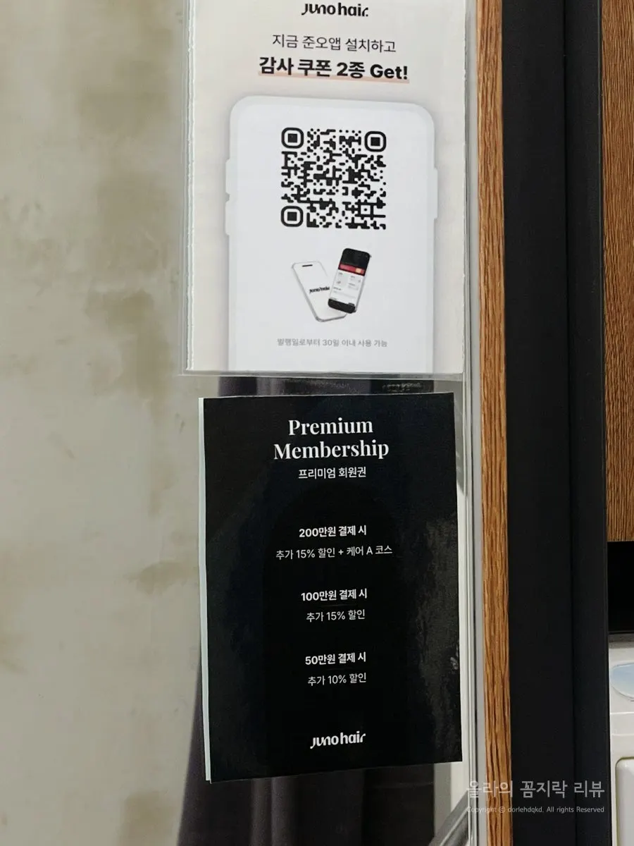넓고 따뜻한 분위기의 매장 내부