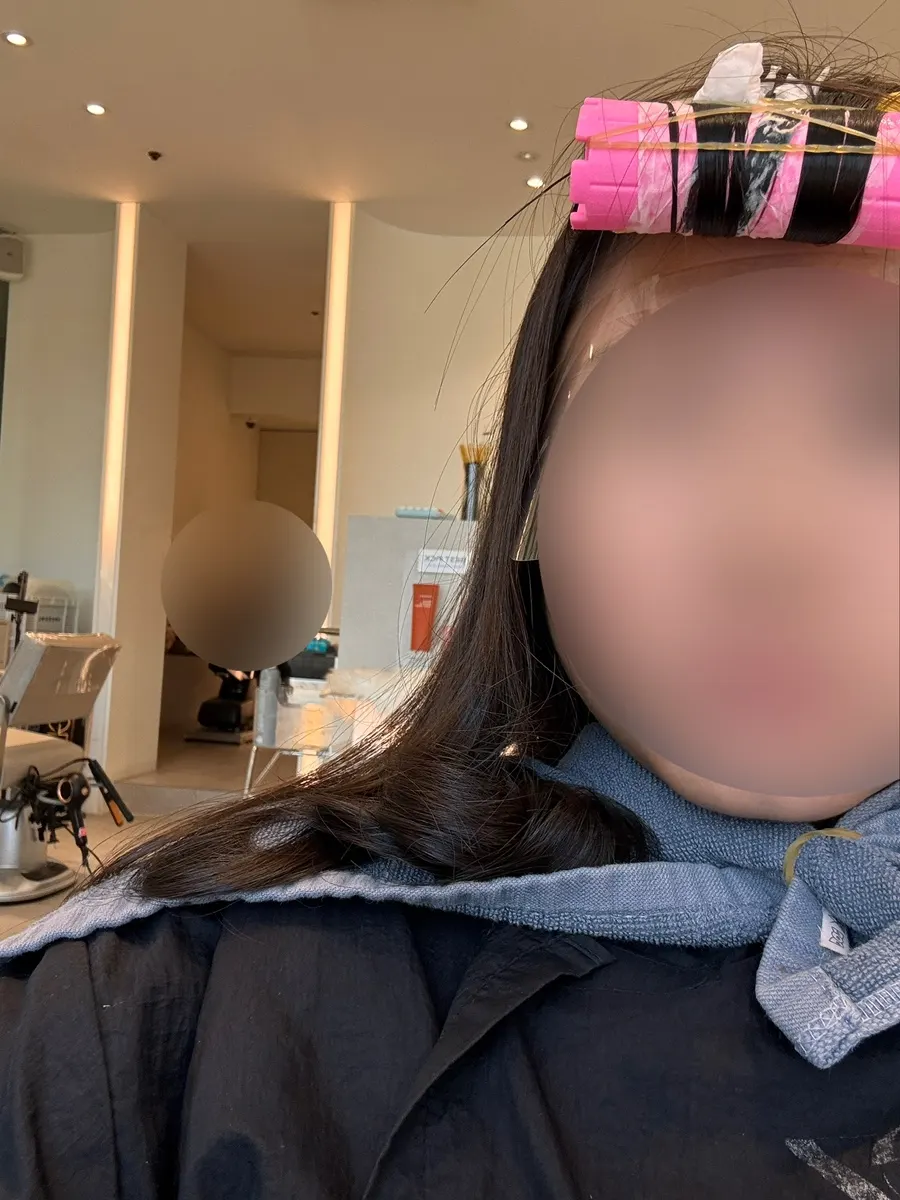 두 번째로 잔뜩 말아 올린 펌 로드