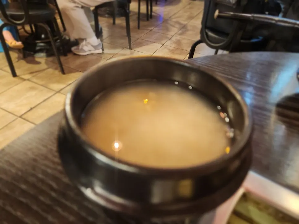 숙주와 누룽지를 포함한 기본찬