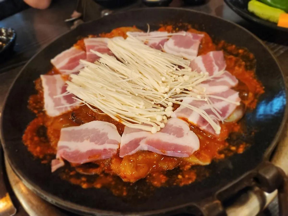 팽이버섯을 곁들인 쭈꾸미 삼겹살