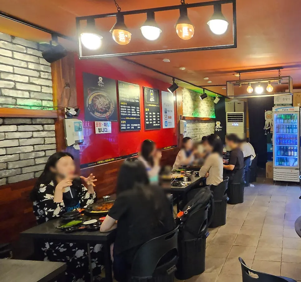Jjuksami interior with individual grills