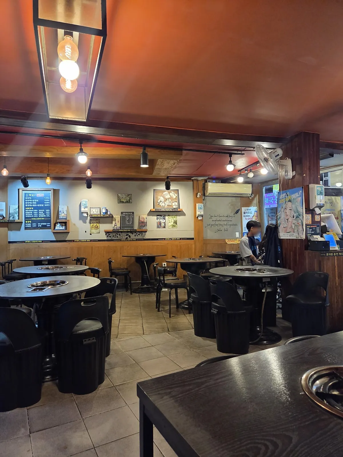 Relaxed restaurant atmosphere for enjoying spicy dishes