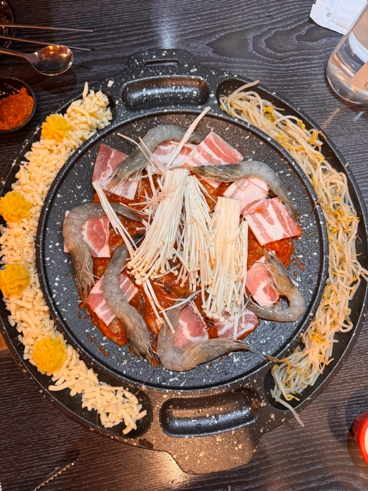 깻잎과 무쌈, 소스가 놓인 기본 반찬