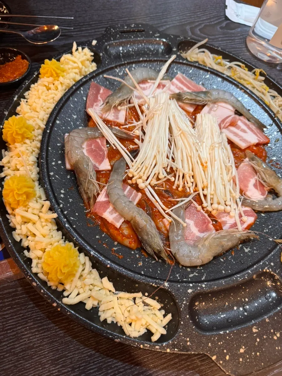 불판에 올린 쭈삼새 초벌 모습