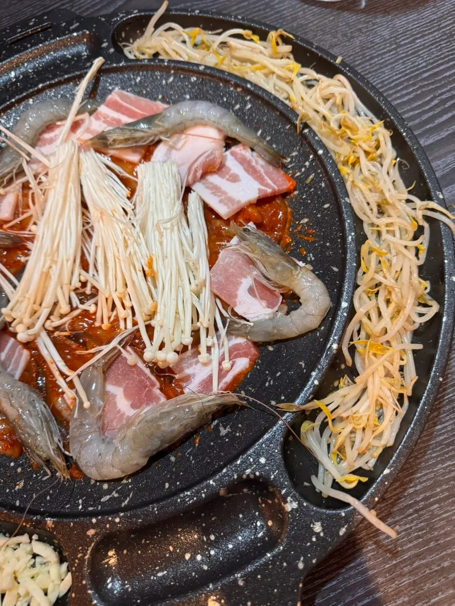 매콤한 양념이 밴 쭈꾸미와 삼겹살, 새우