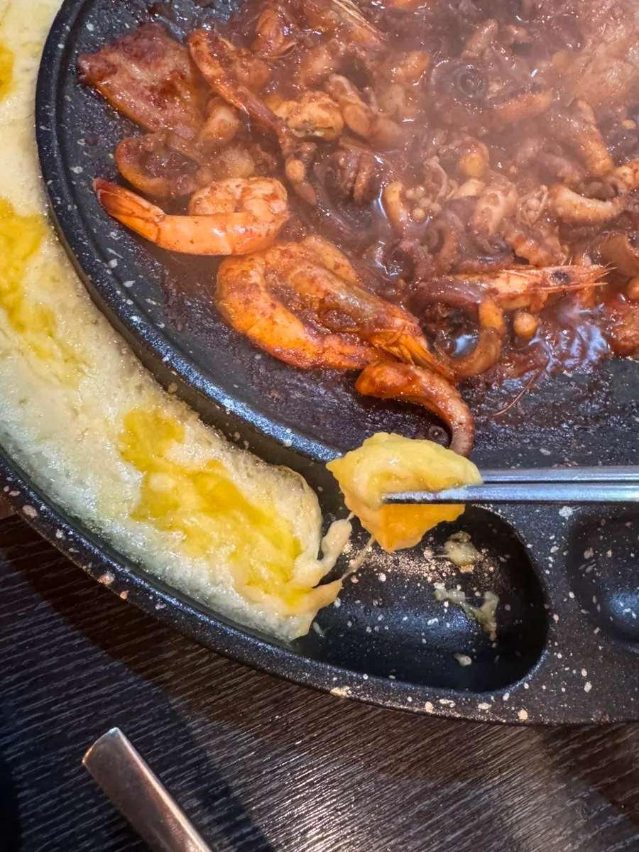 깻잎에 삼겹살과 쭈꾸미를 올린 한 쌈