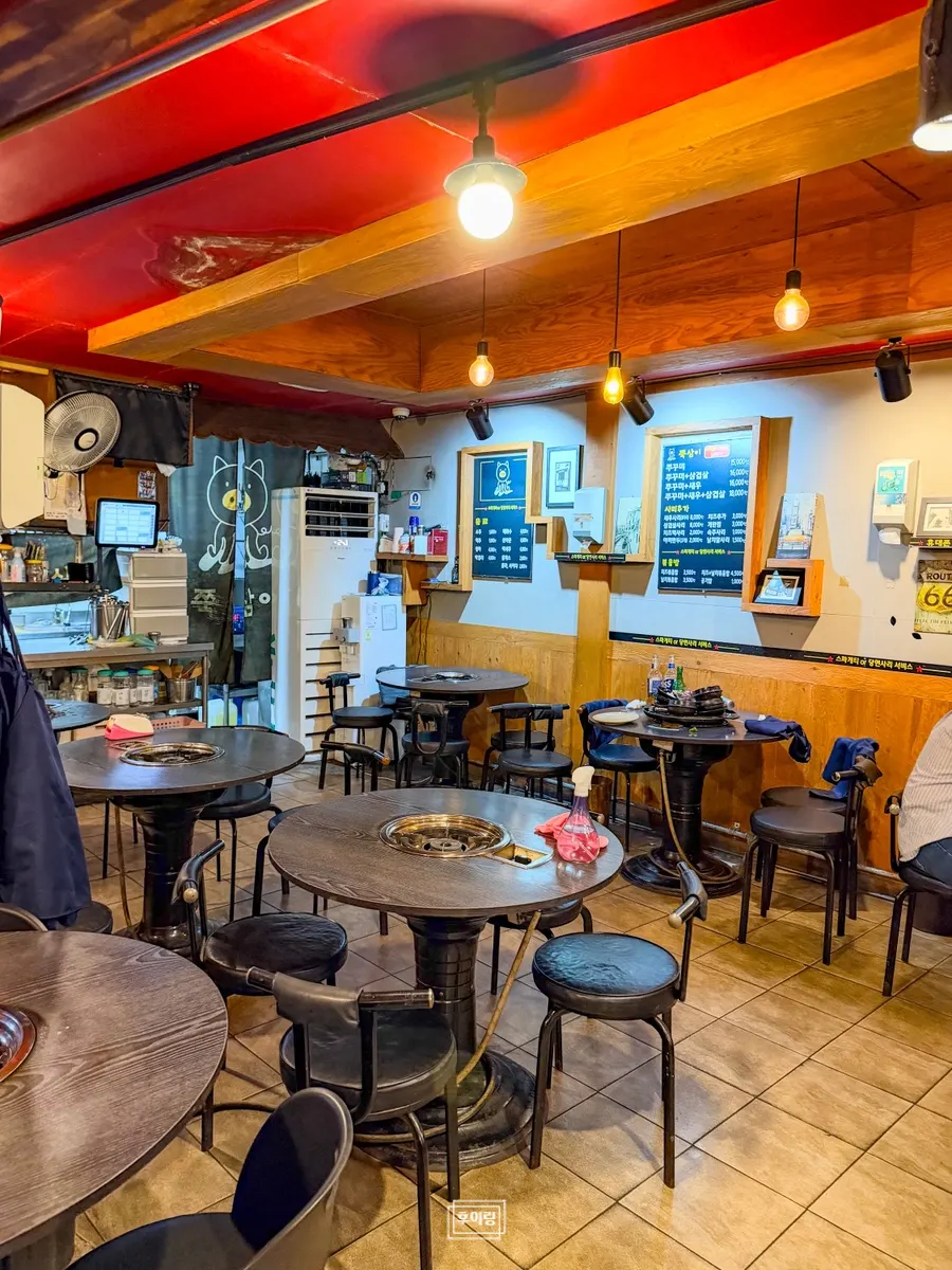 Interior of Jjuksami with round table tops