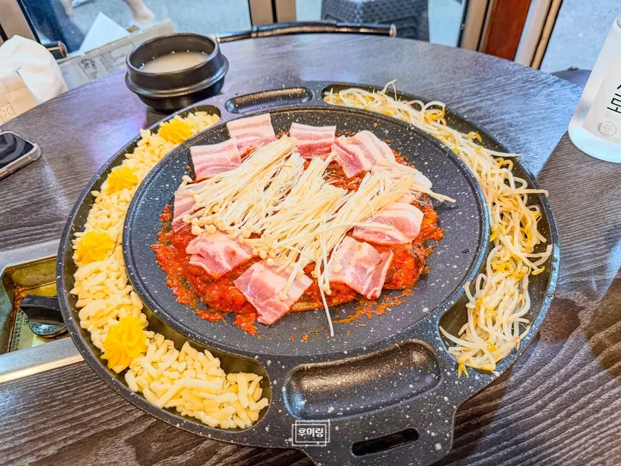 Menu showing flying fish roe, yaki-mandu, and other add-ins