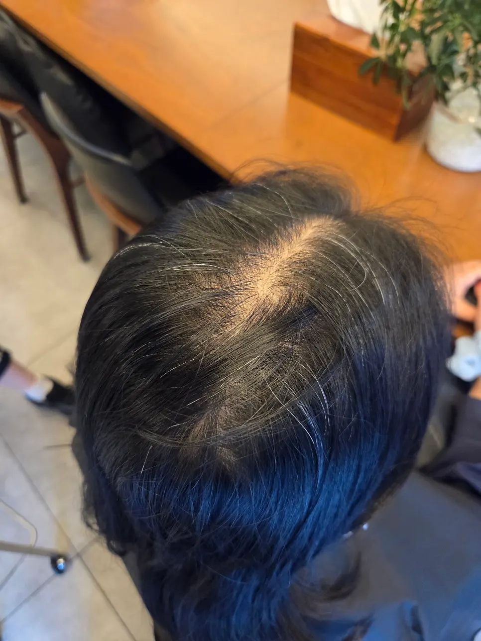 염색 전 뿌리 부분 새치 확인 모습